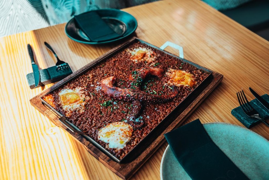 Arroz cozido em lata com polvo grelhado e queijo Tetilla. - Imagem 1